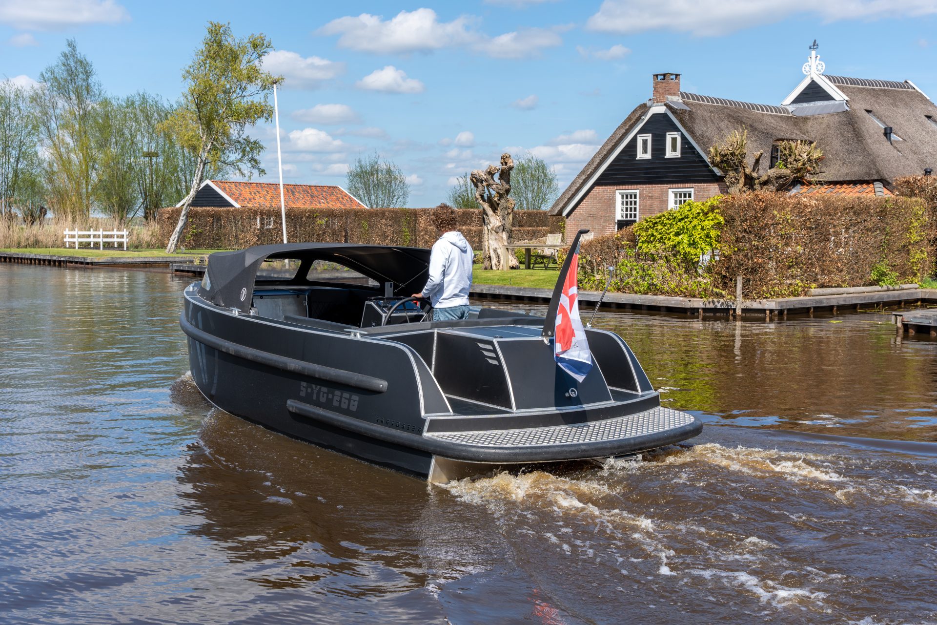 Van Vossen SportR 777, boot varend op kanaal