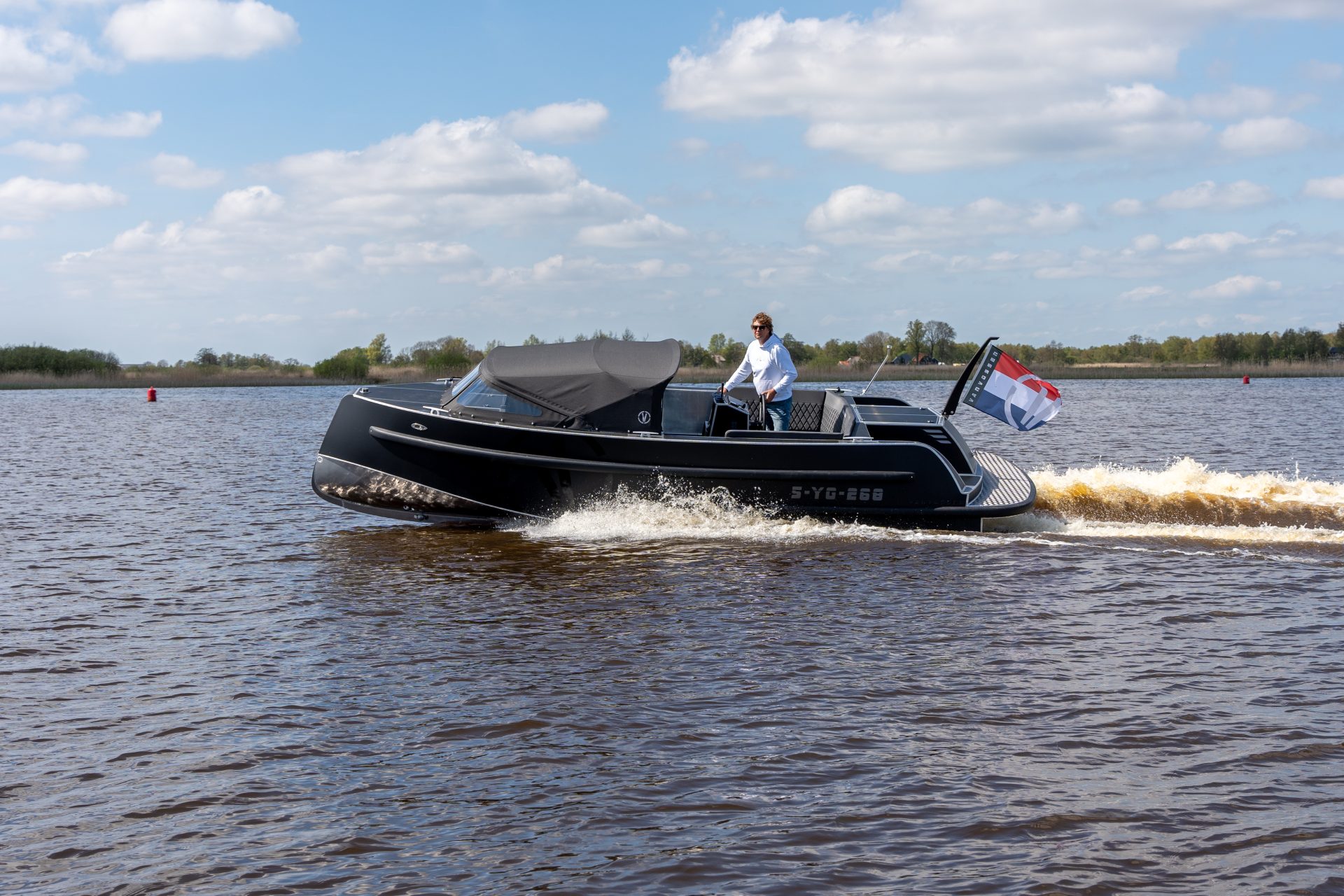 Van Vossen SportR 777, boot varend op meer
