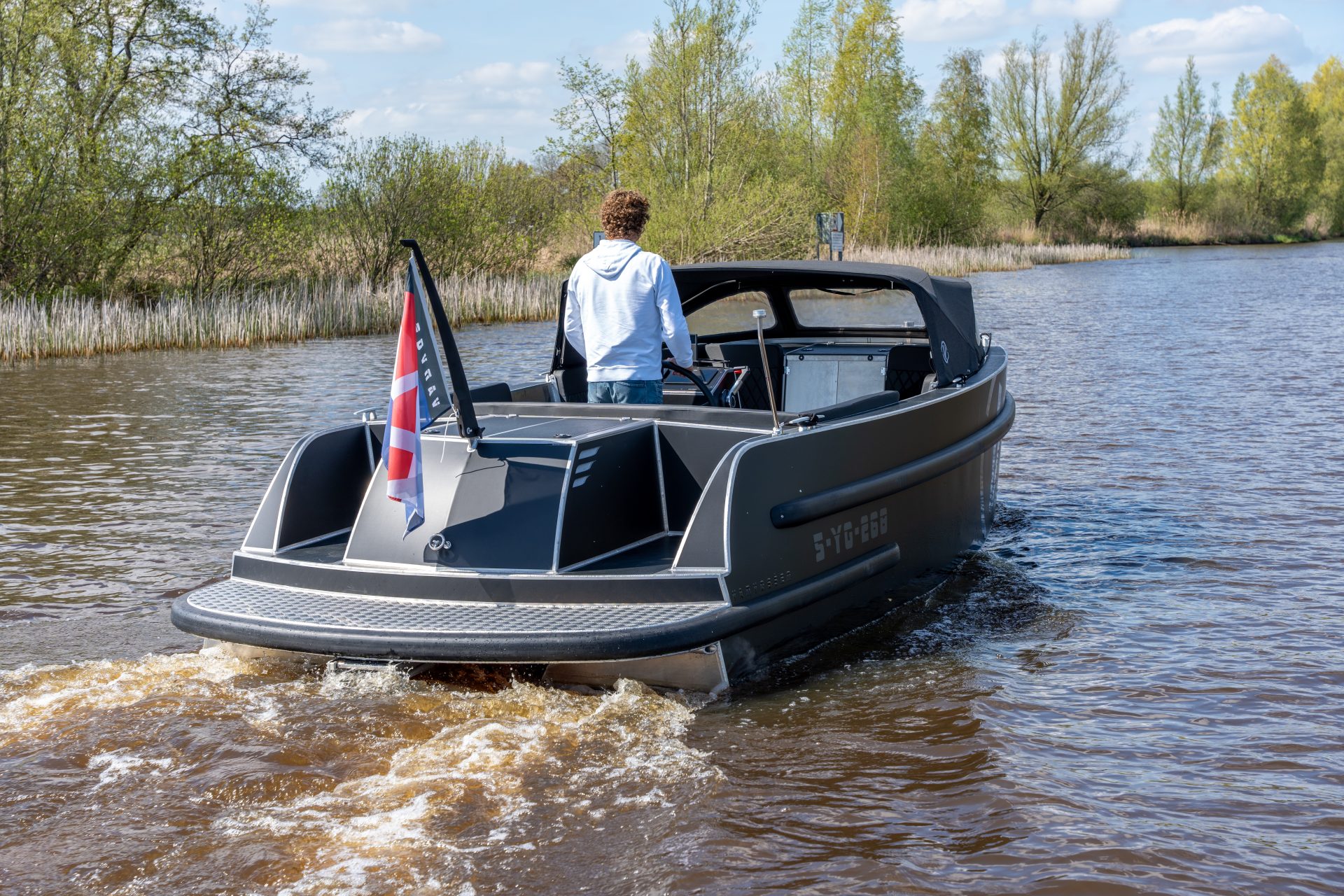 Van Vossen SportR 777, boot varend op rivier