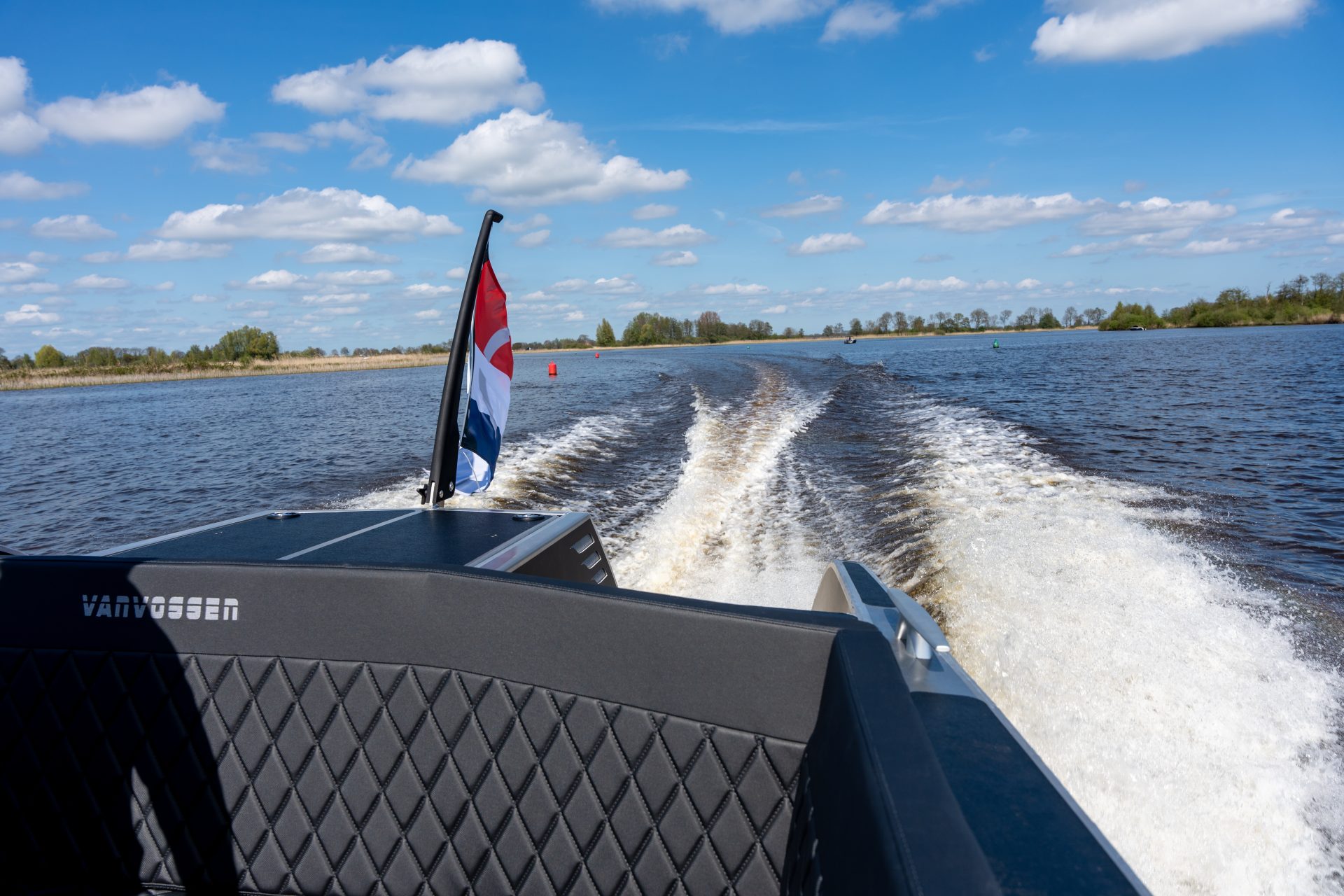 Van Vossen SportR 777, boot varend op water met vlag