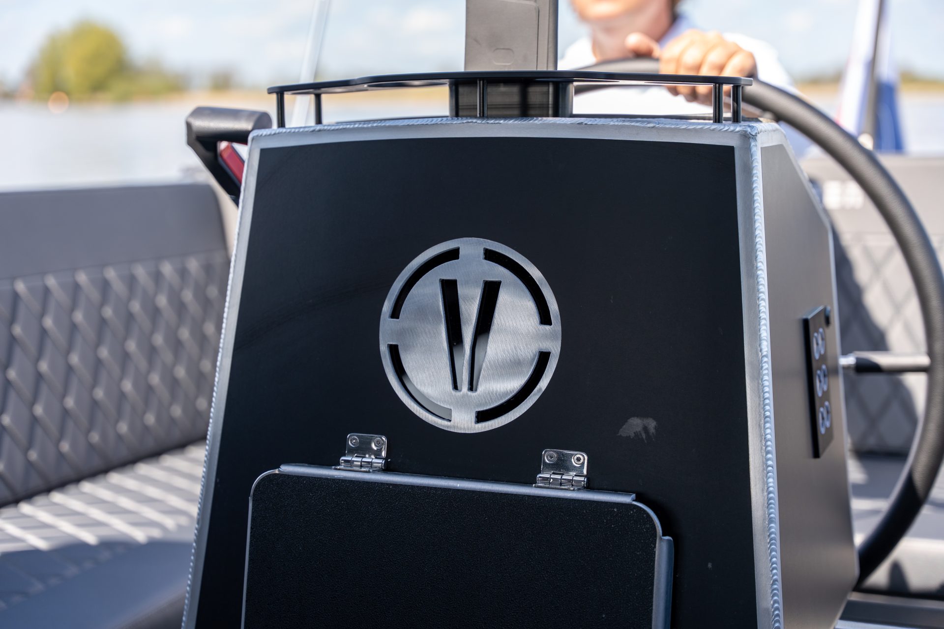 Van Vossen SportR 777, stuurconsole met logo dashboard