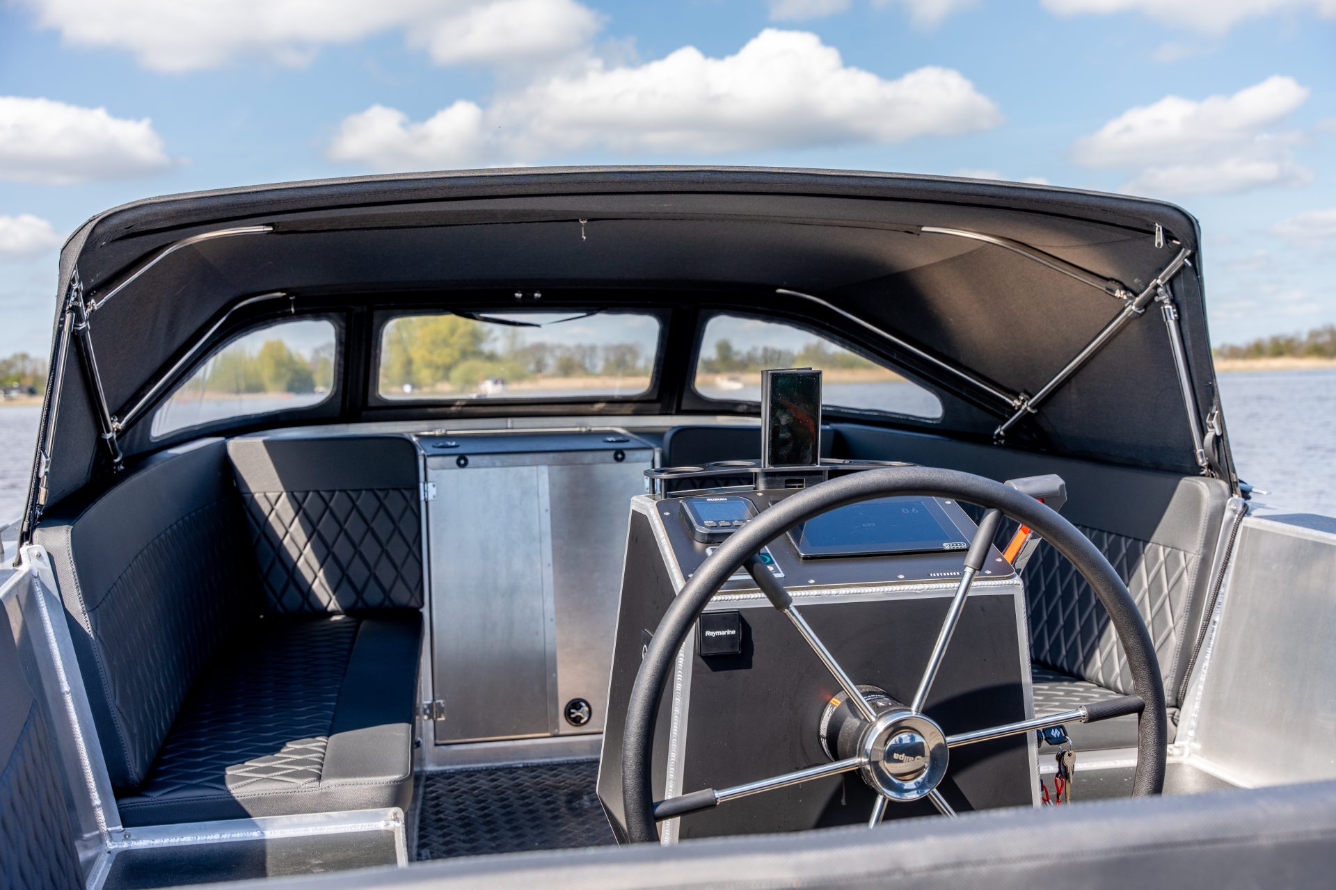 Van Vossen SportR 777, stuurstand met stuurwiel en navigatiescherm