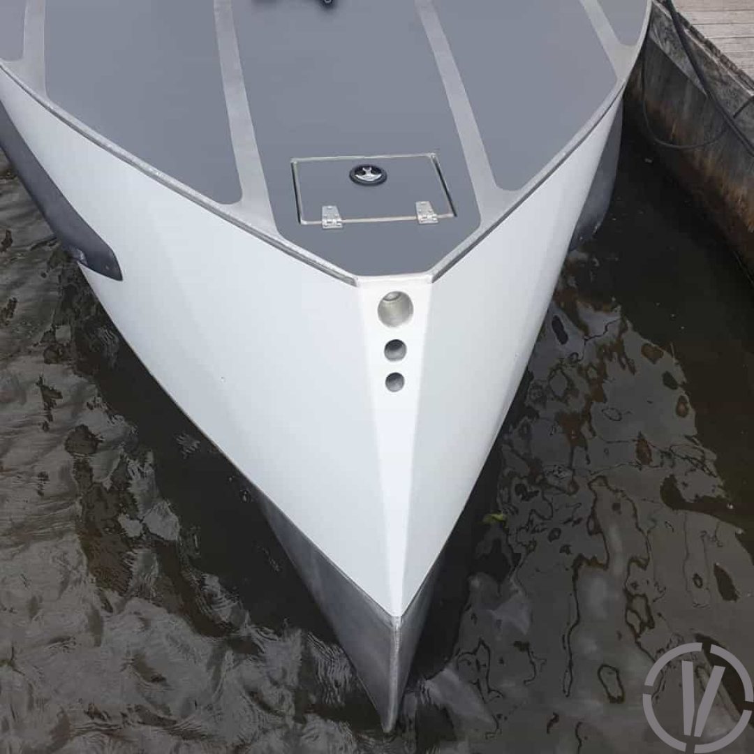 Van Vossen Tender 1050 (Sport), boeg van boot bij steiger