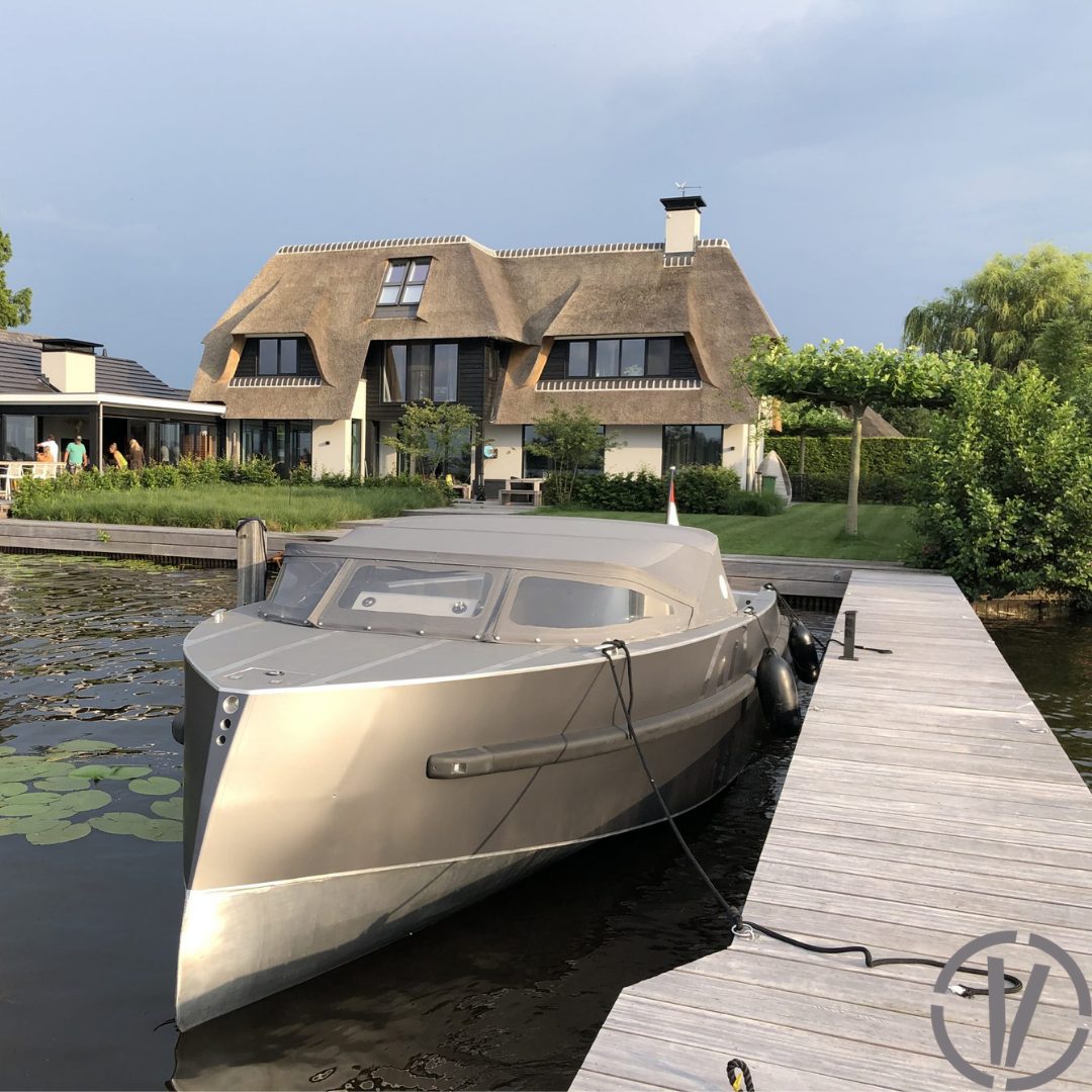 Van Vossen Tender 1050 (Sport), boot afgemeerd bij steiger