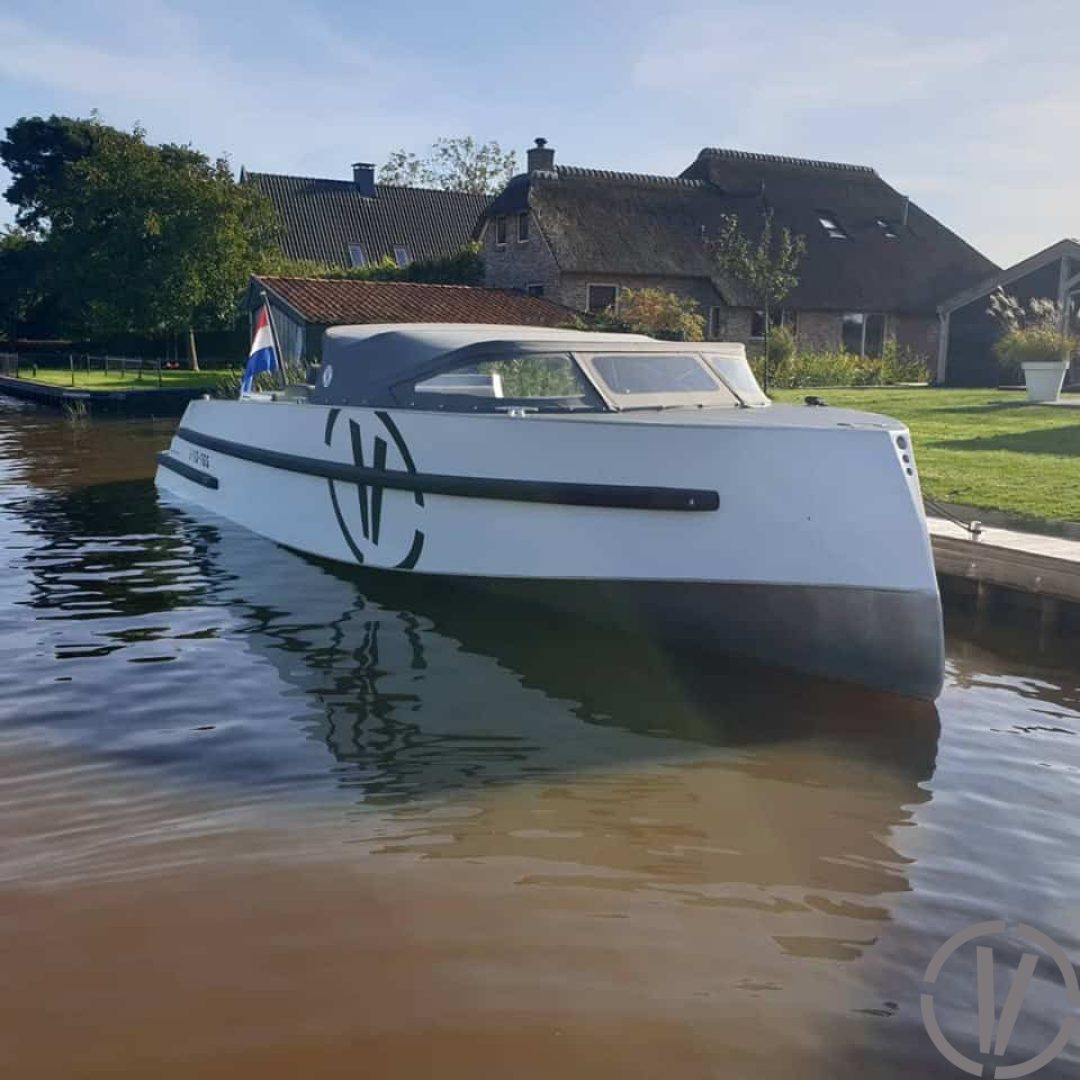 Van Vossen Tender 1050 (Sport), boot afgemeerd bij woning