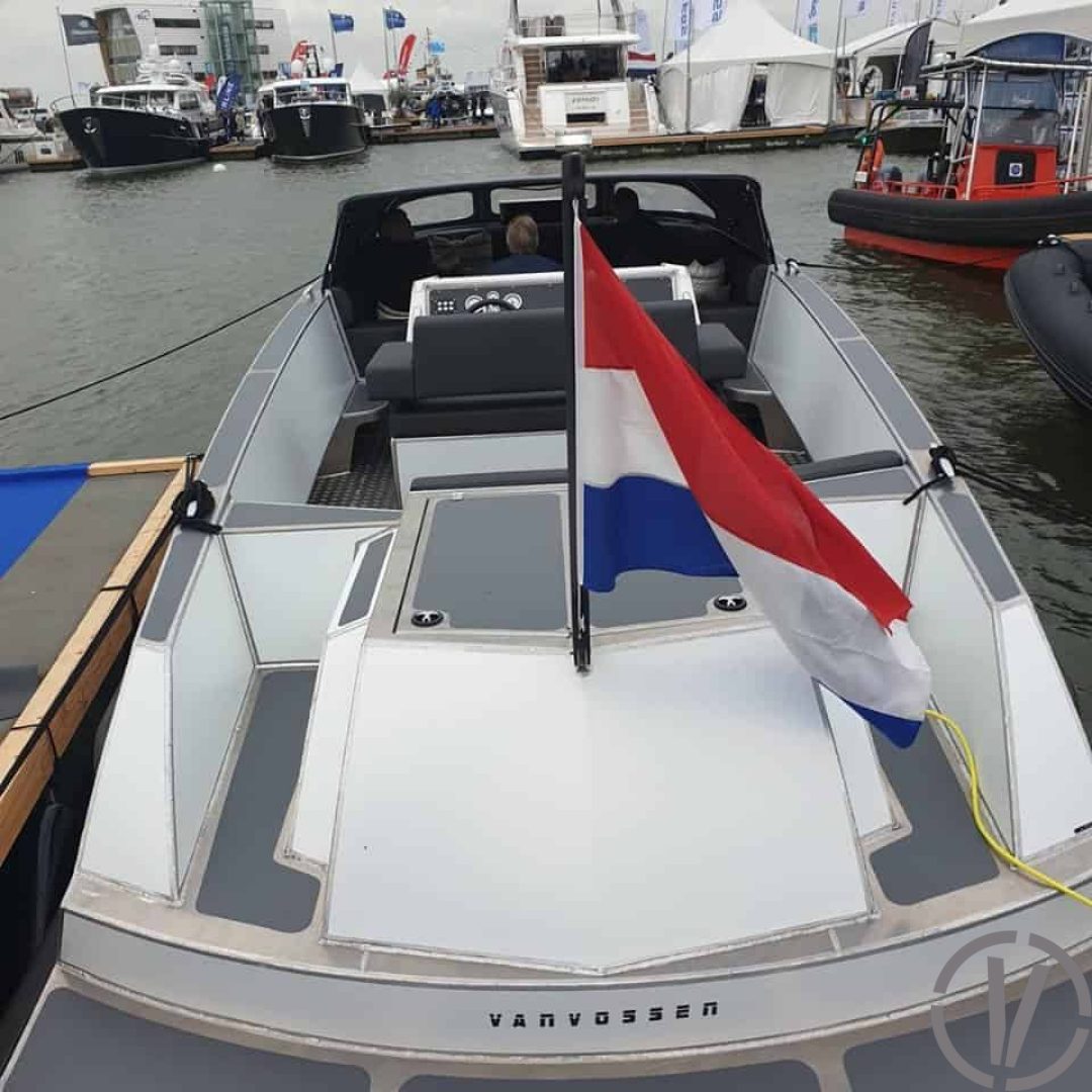 Van Vossen Tender 1050 (Sport), boot met nederlandse vlag achtersteven