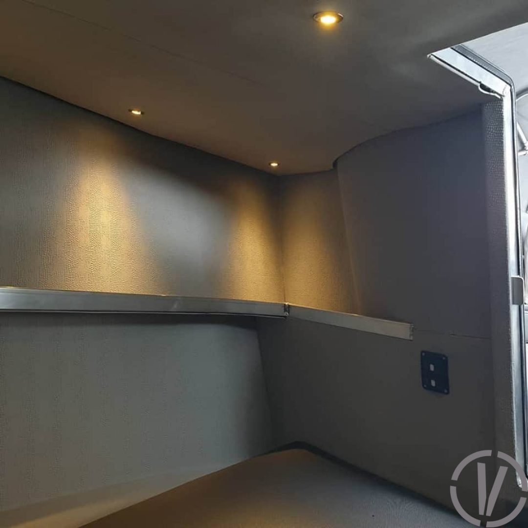 Van Vossen Tender 1050 (Sport), hoek van kajuit met inbouwspots