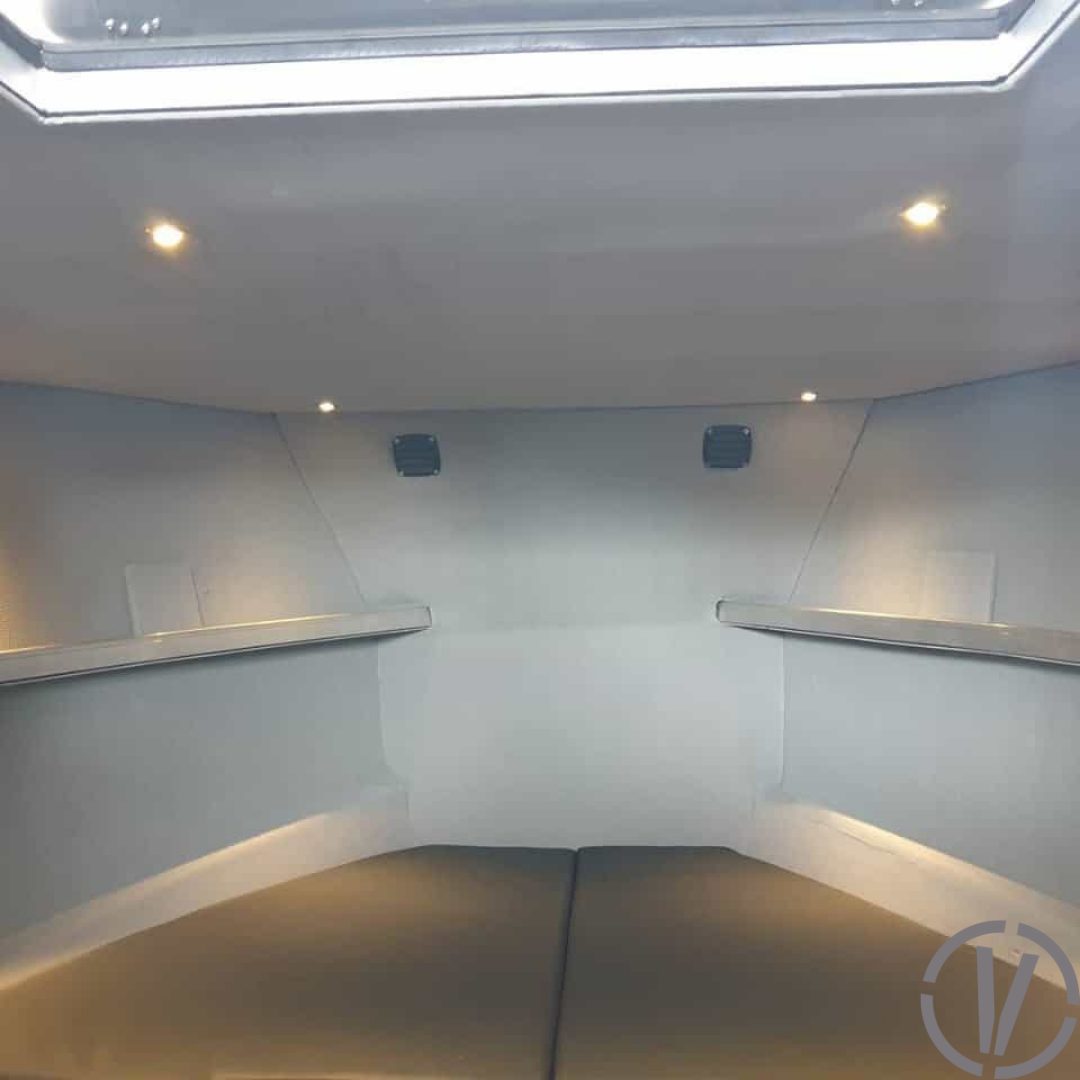 Van Vossen Tender 1050 (Sport), kajuit met bed