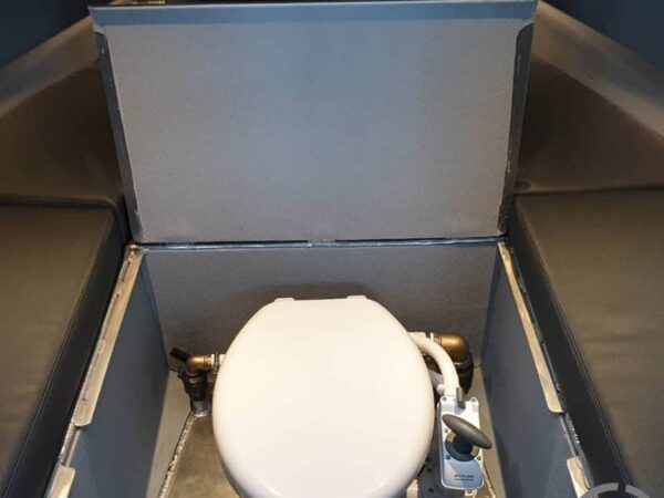 Van Vossen Tender 1050 (Sport), toiletruimte met opklapbaar deksel