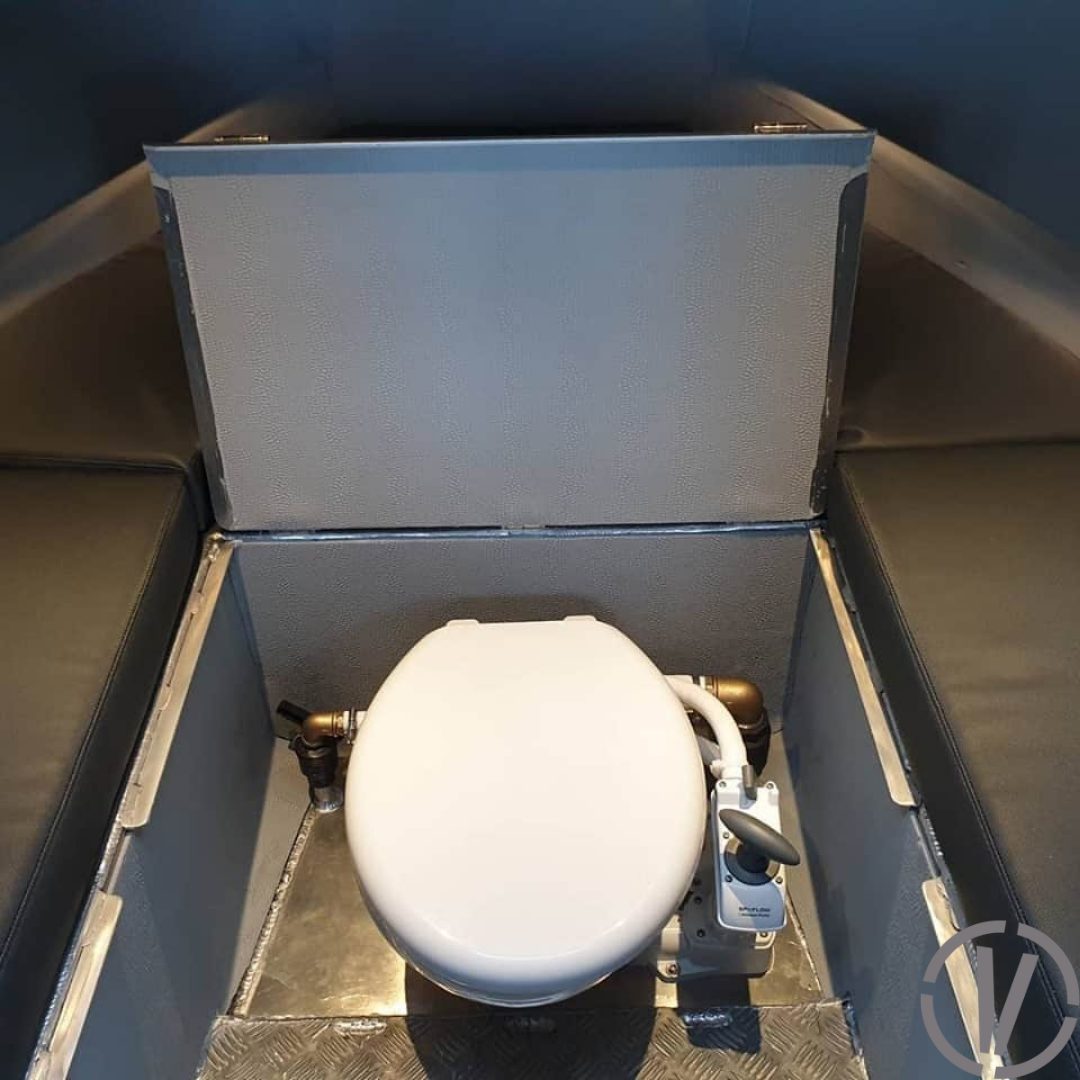 Van Vossen Tender 1050 (Sport), toiletruimte met opklapbaar deksel
