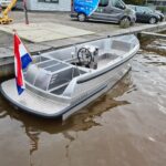 Van Vossen Tender 595, aluminium boot afgemeerd aan kade