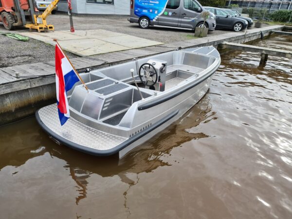Van Vossen Tender 595, aluminium boot afgemeerd aan kade