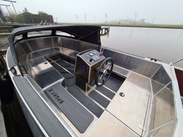 Van Vossen Tender 600 SportR, stuurstand met stuurwiel en dashboard