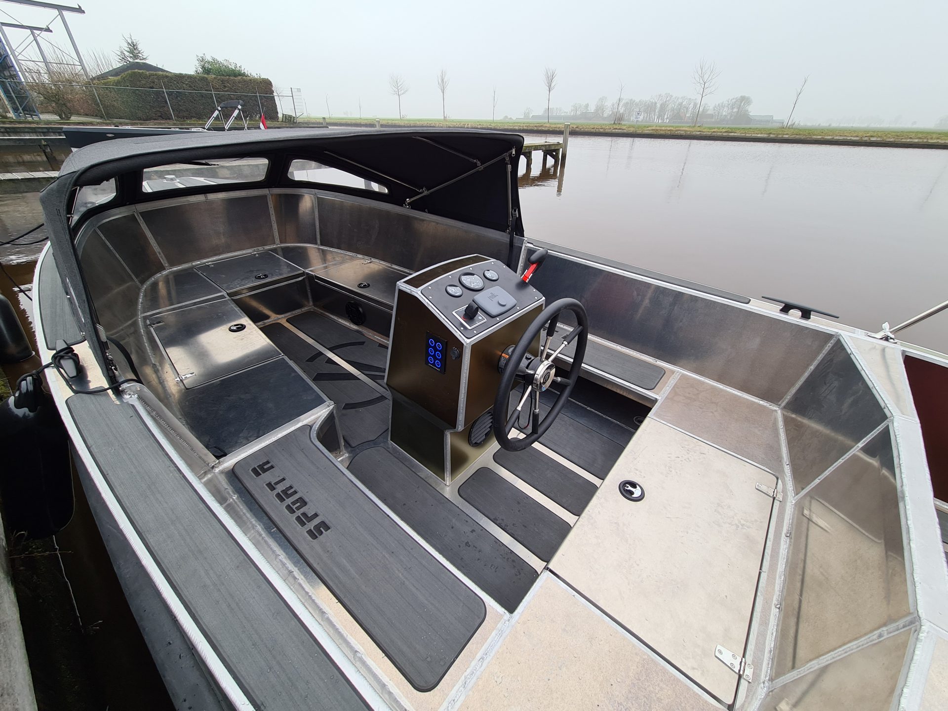 Van Vossen Tender 600 SportR, stuurstand met stuurwiel en dashboard