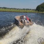 Van Vossen Tender 600 Sport, boot varend op water met spetters
