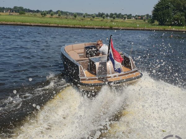 Van Vossen Tender 600 Sport, boot varend op water met spetters