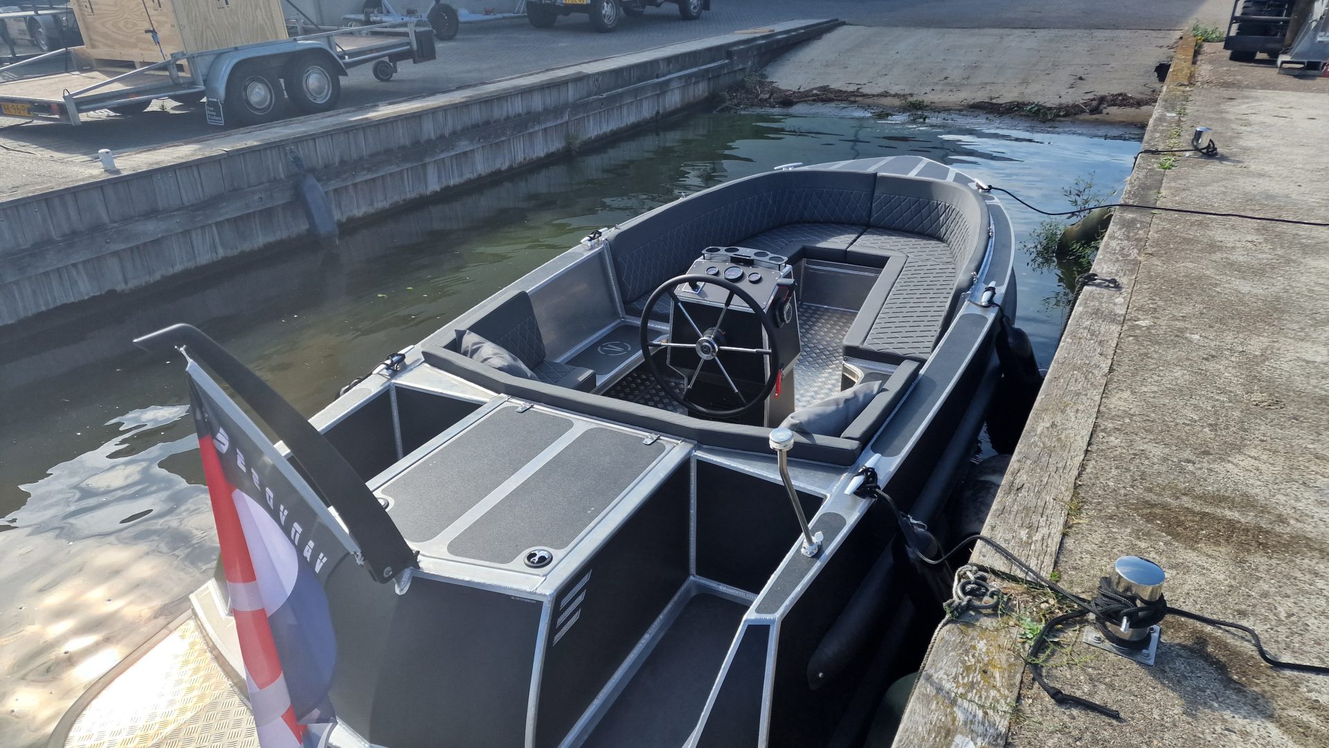 Van Vossen Tender 600, boot aangemeerd bij kade