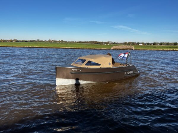 Van Vossen Tender 600, boot varend op rivier