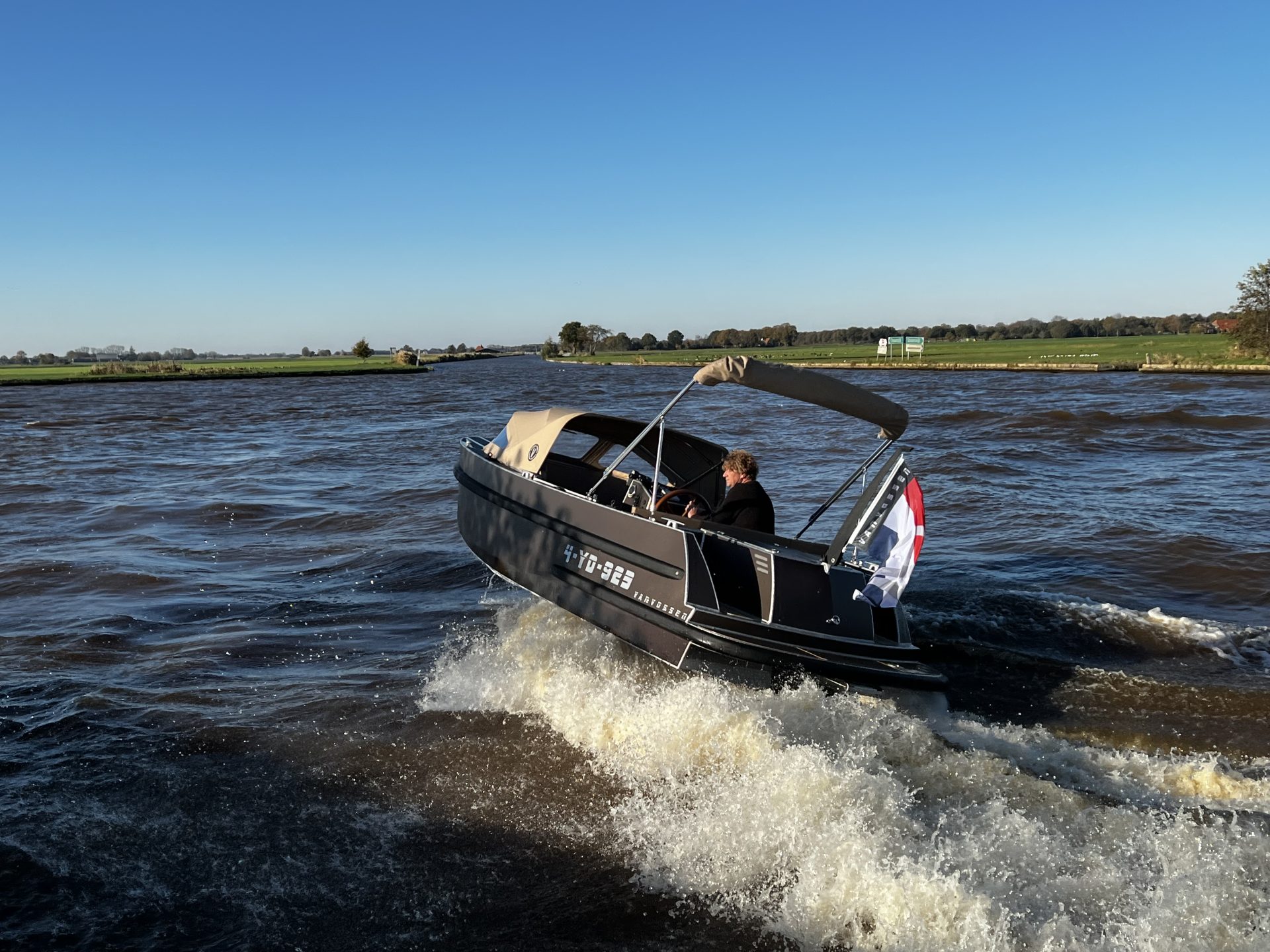 Van Vossen Tender 600, boot varend op rivier