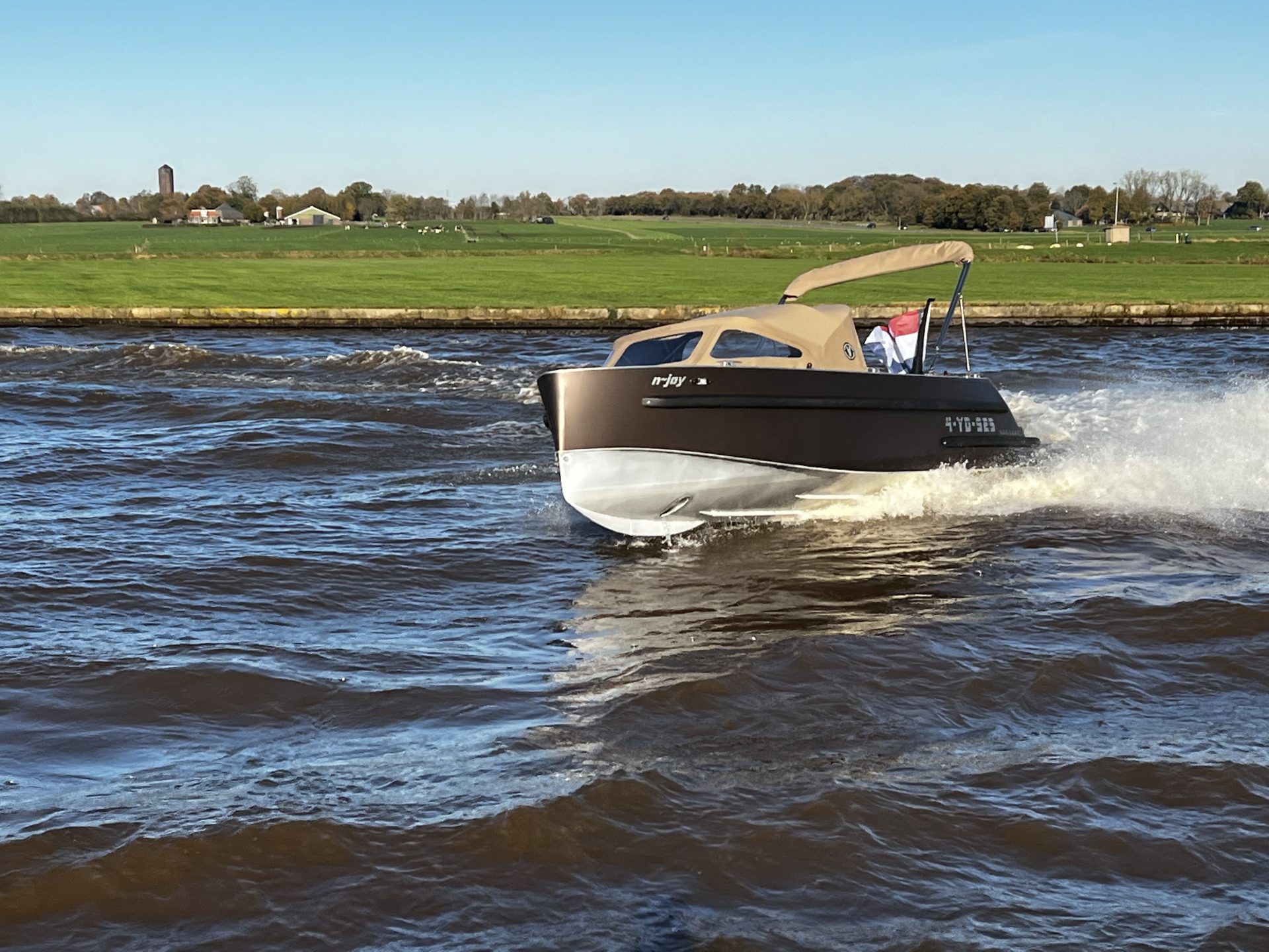 Van Vossen Tender 600, boot varend op rivier