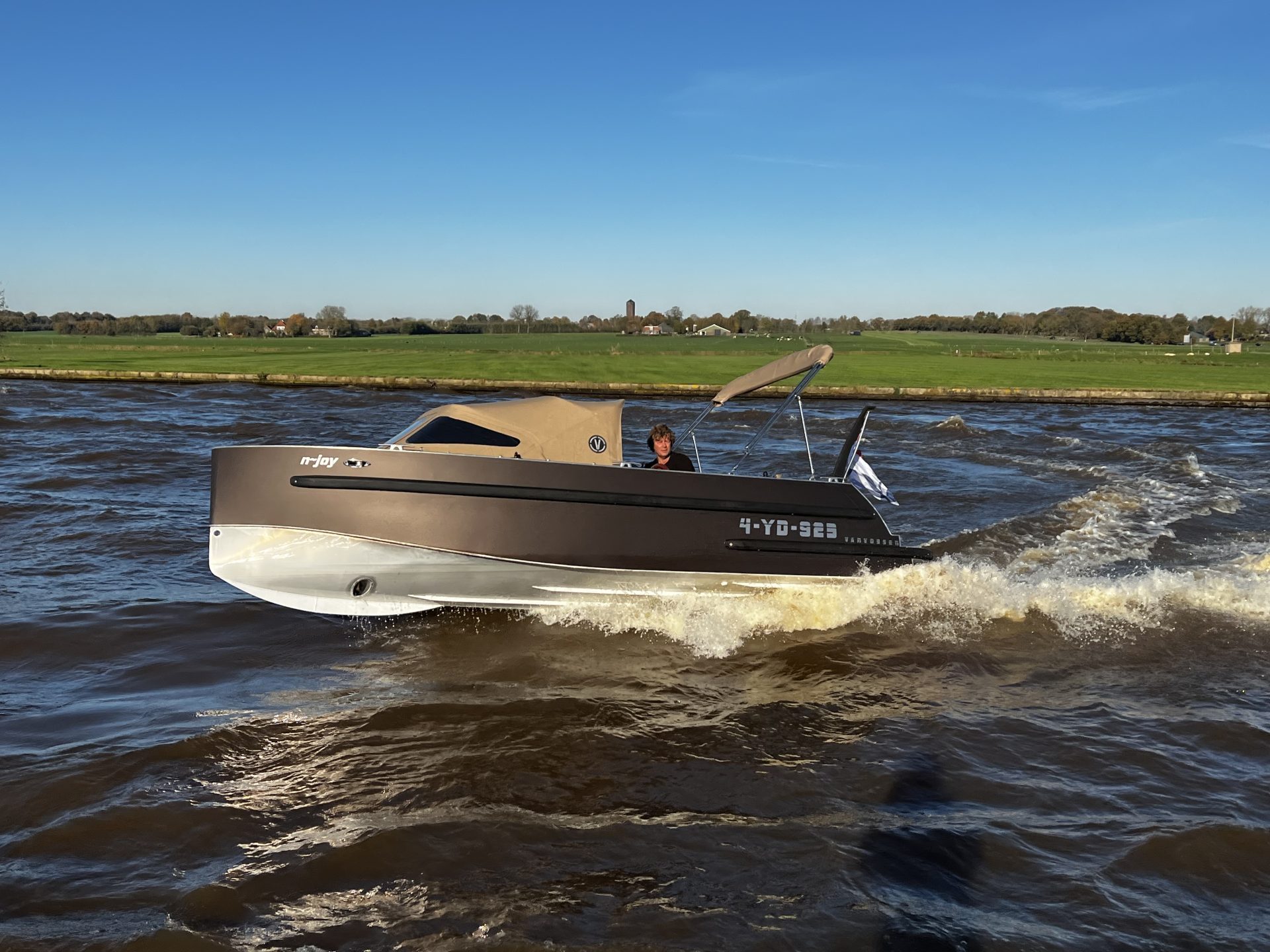 Van Vossen Tender 600, boot varend op rivier