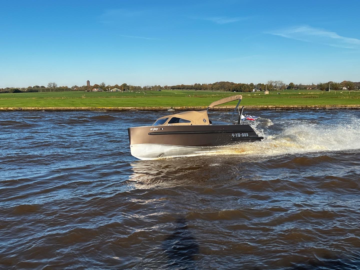 Van Vossen Tender 600, boot varend op rivier
