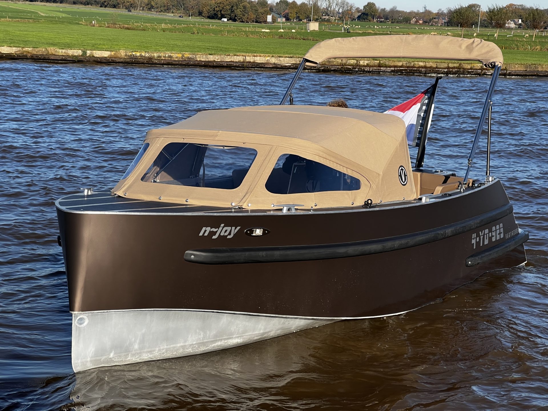 Van Vossen Tender 600, boot varend op water