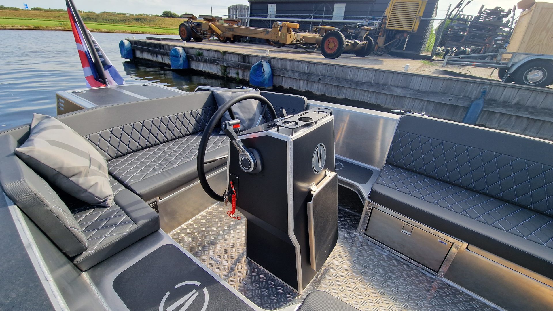 Van Vossen Tender 600, cockpit met stuurstand en zitbanken