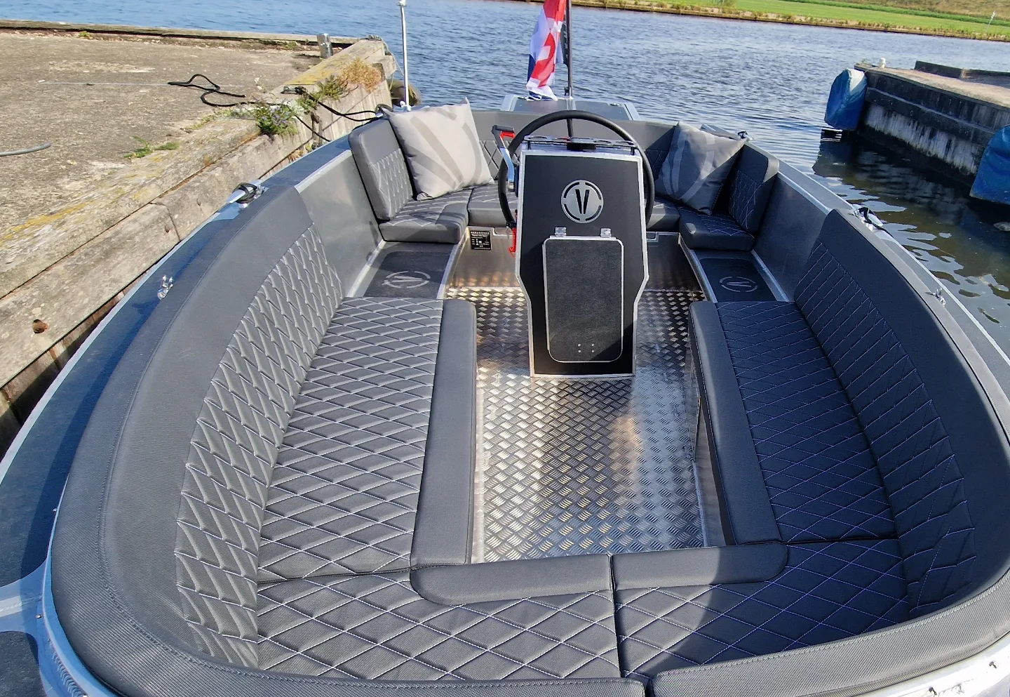 Van Vossen Tender 600, cockpit met zitbanken en stuurstand