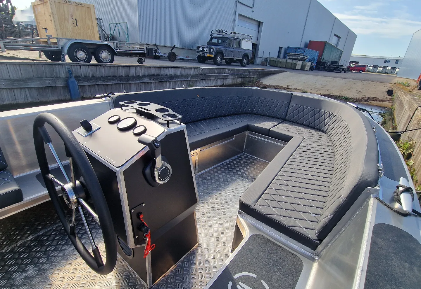 Van Vossen Tender 600, stuurstand met zitbank boot