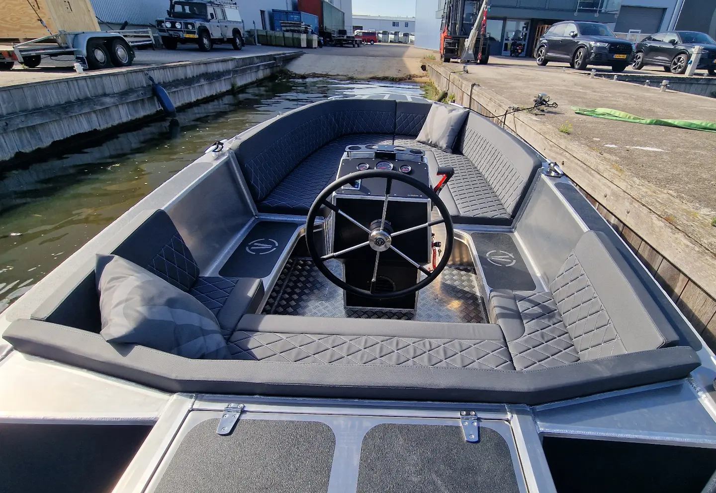 Van Vossen Tender 600, stuurstand met zitbanken aan haven