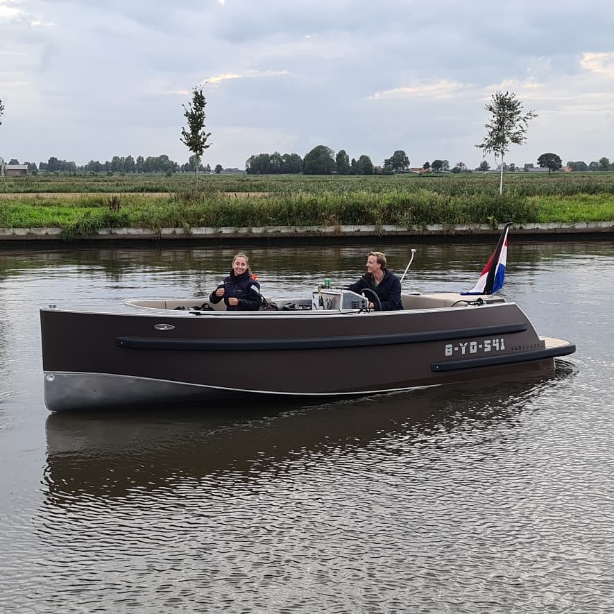Van Vossen Tender 650, boot varend op kanaal