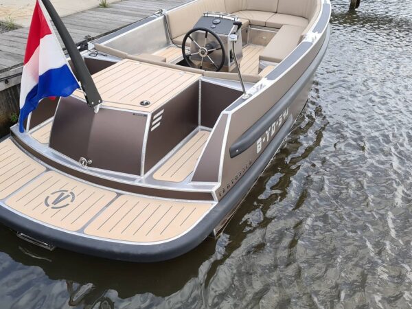 Van Vossen Tender 650, sloep aangemeerd bij steiger