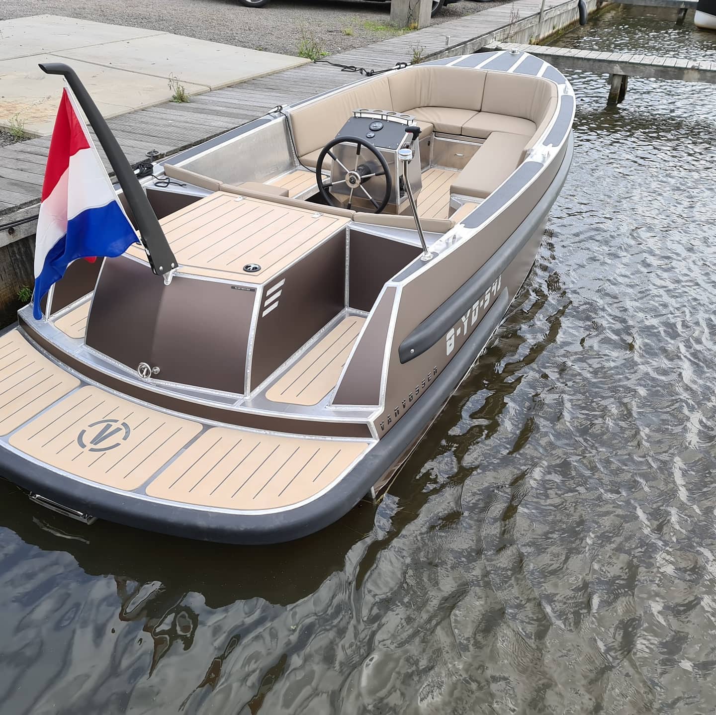 Van Vossen Tender 650, sloep aangemeerd bij steiger