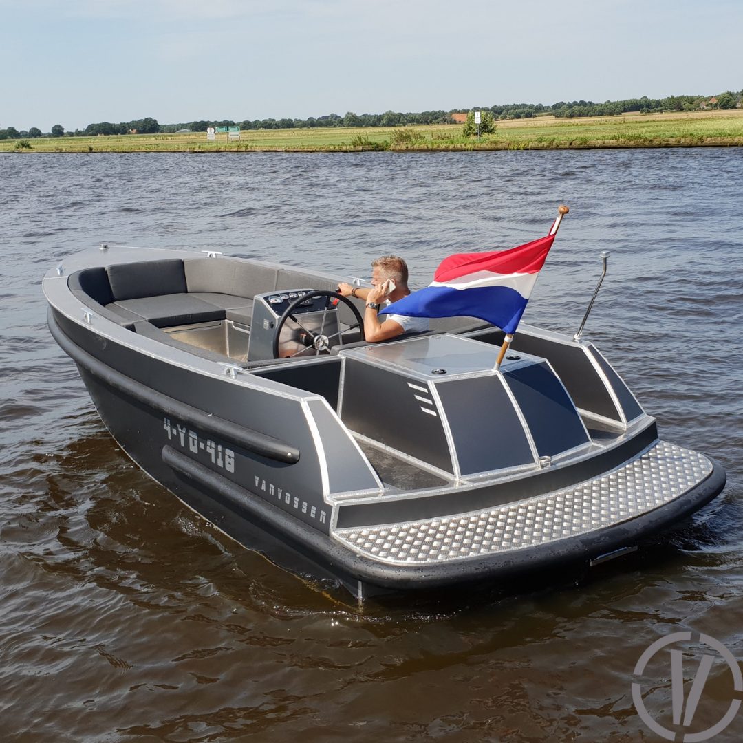 Van Vossen Tender 700, boot met nederlandse vlag varend