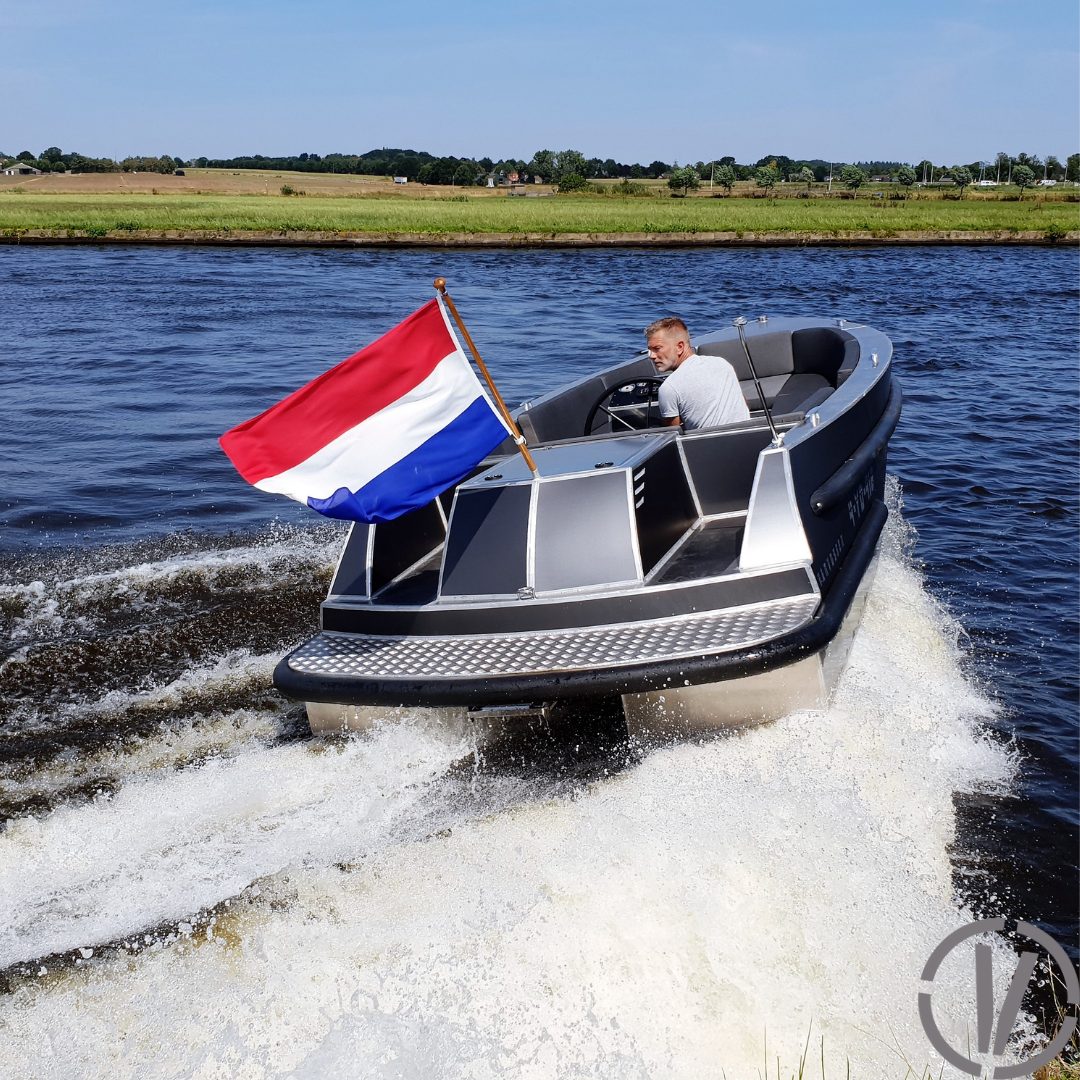 Van Vossen Tender 700, boot varend met nederlandse vlag
