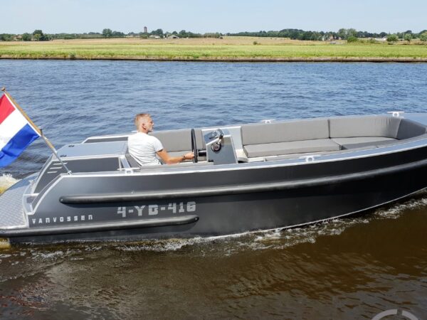 Van Vossen Tender 700, boot varend op rivier