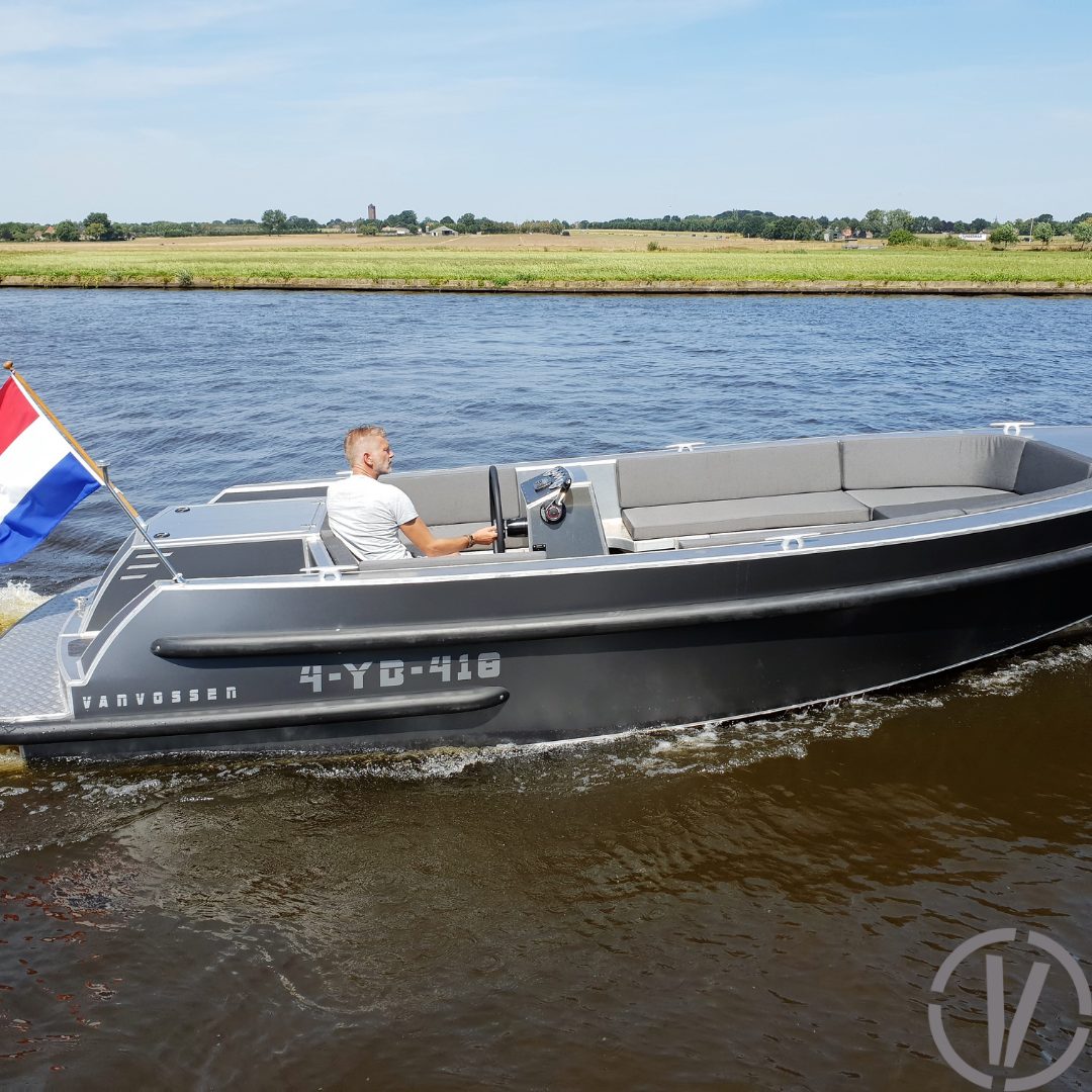 Van Vossen Tender 700, boot varend op rivier
