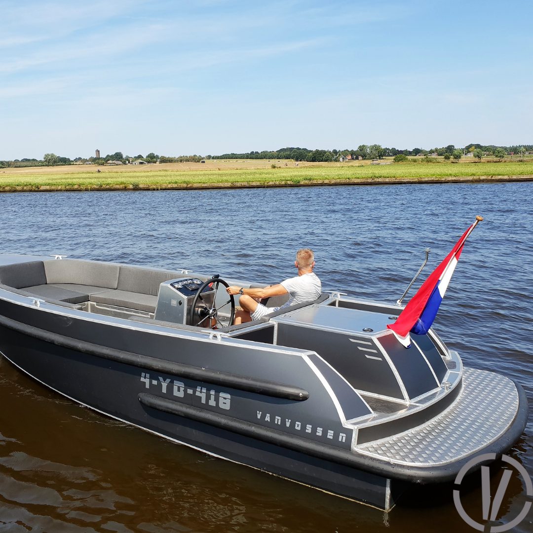 Van Vossen Tender 700, boot varend op rivier