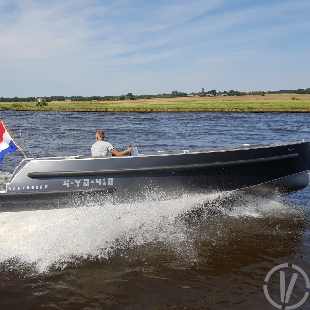 Van Vossen Tender 700, boot varend op rivier