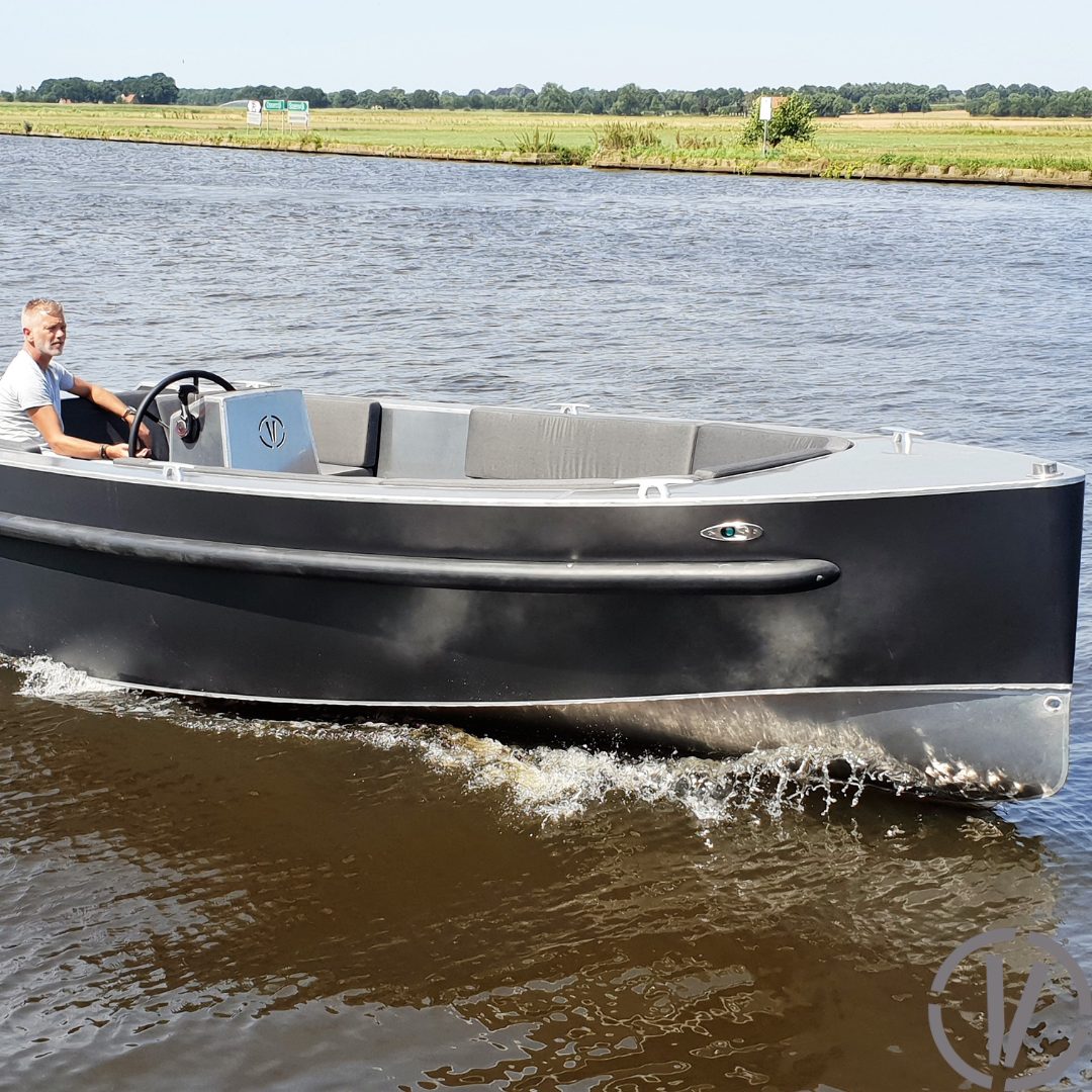 Van Vossen Tender 700, boot varend op rivier