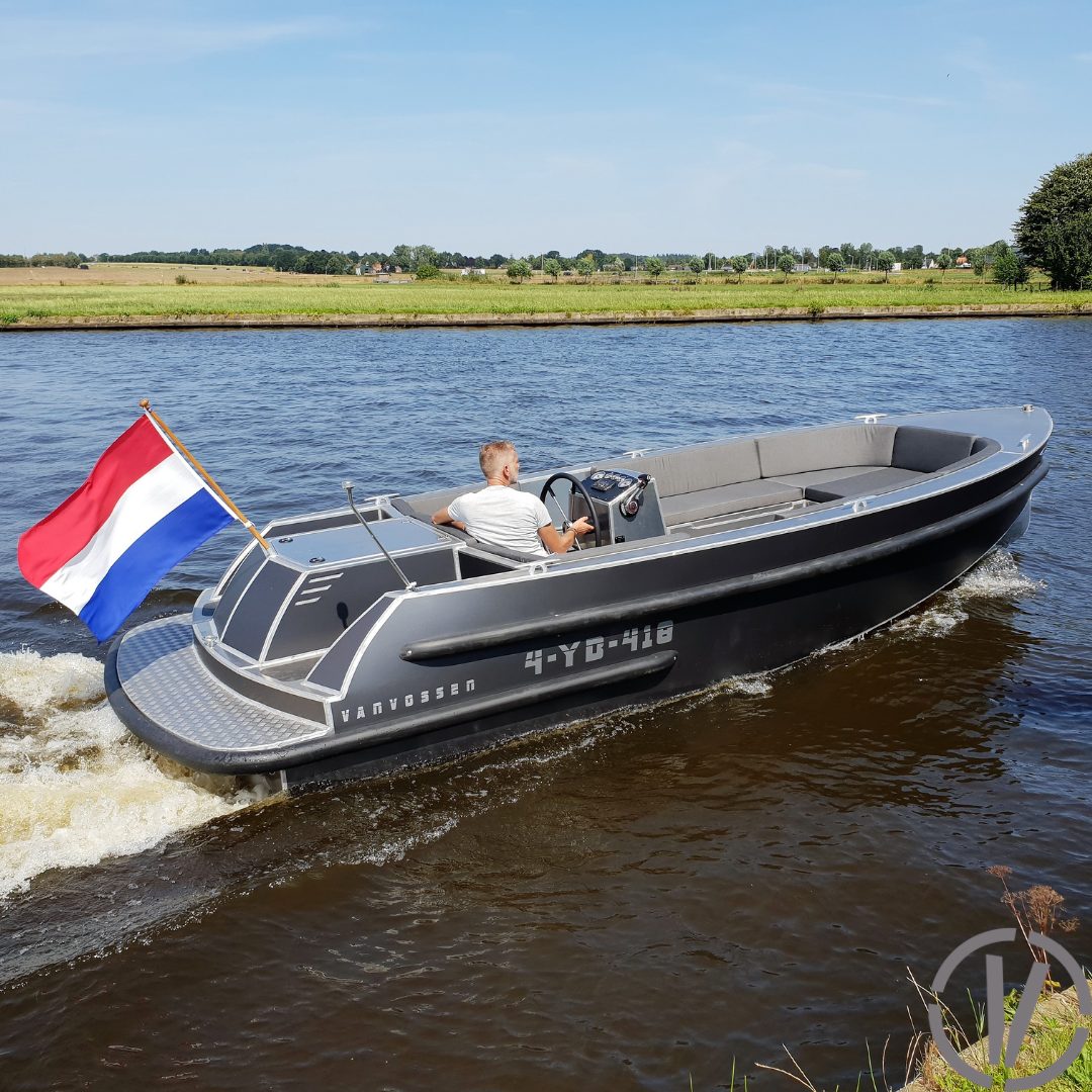 Van Vossen Tender 700, boot varend op rivier
