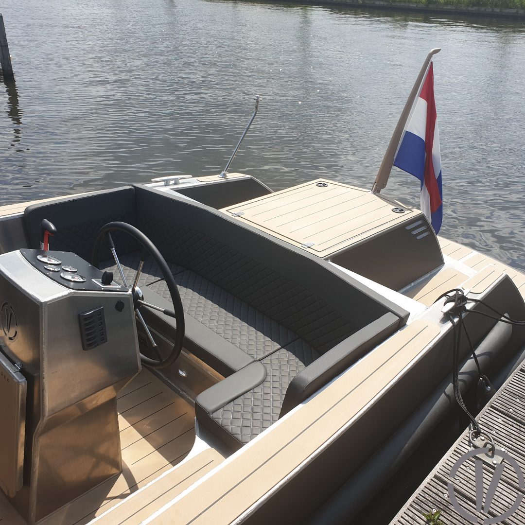 Van Vossen Tender 777 Sport, stuurstand met nederlandse vlag