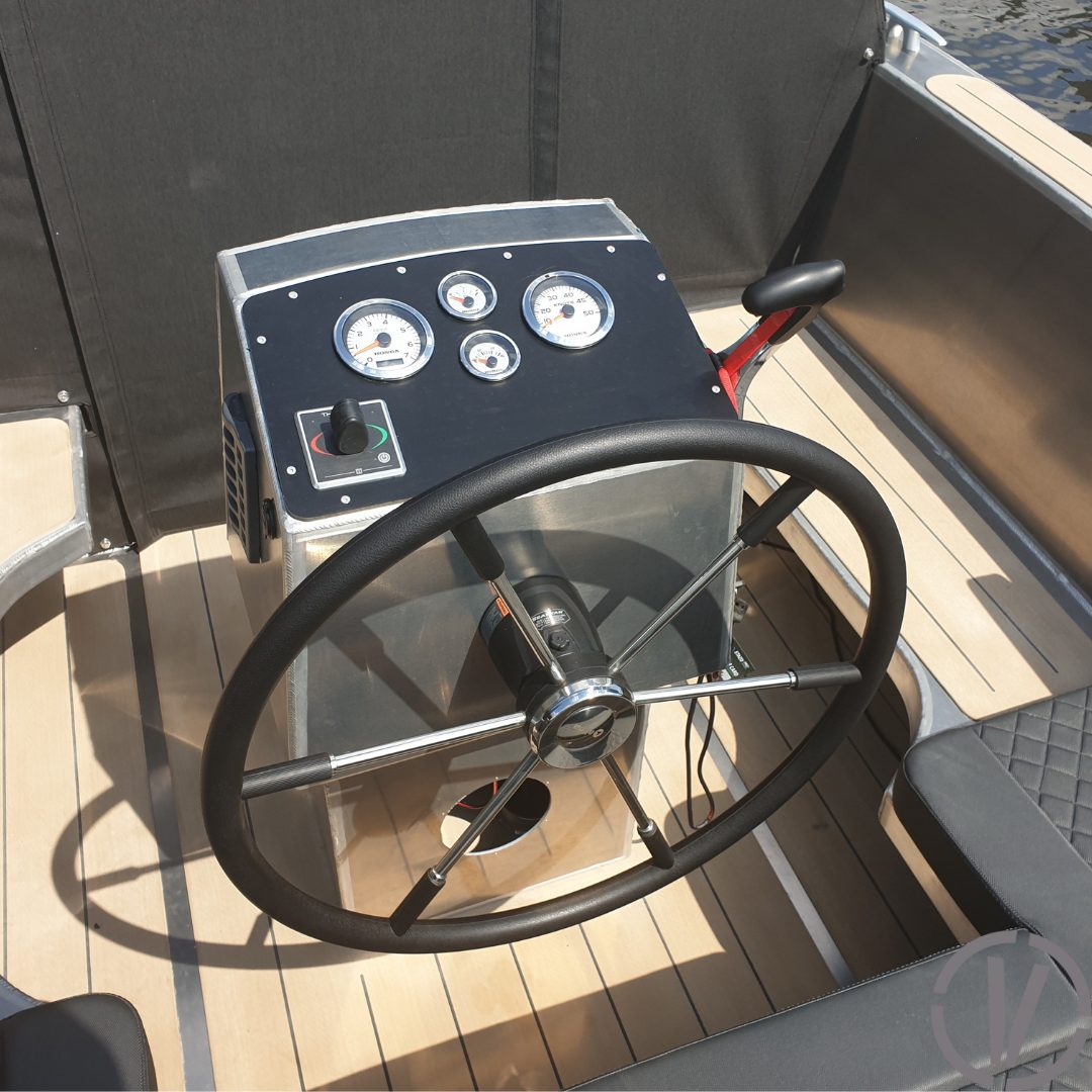 Van Vossen Tender 777 Sport, stuurwiel met dashboard meters