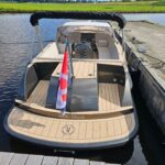 Van Vossen Tender 777, boot afgemeerd aan steiger