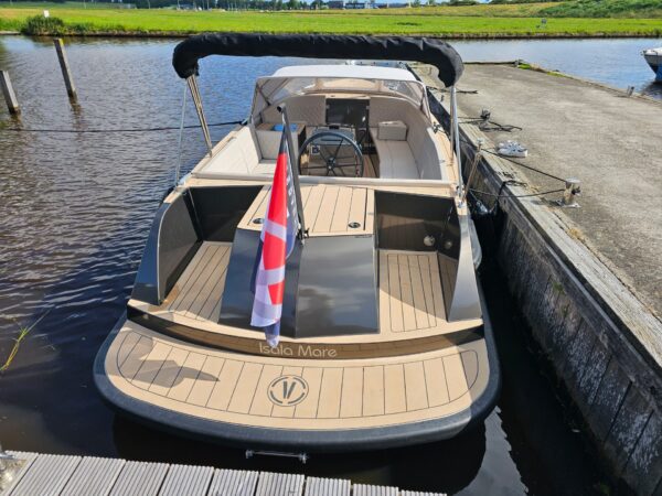 Van Vossen Tender 777, boot afgemeerd aan steiger
