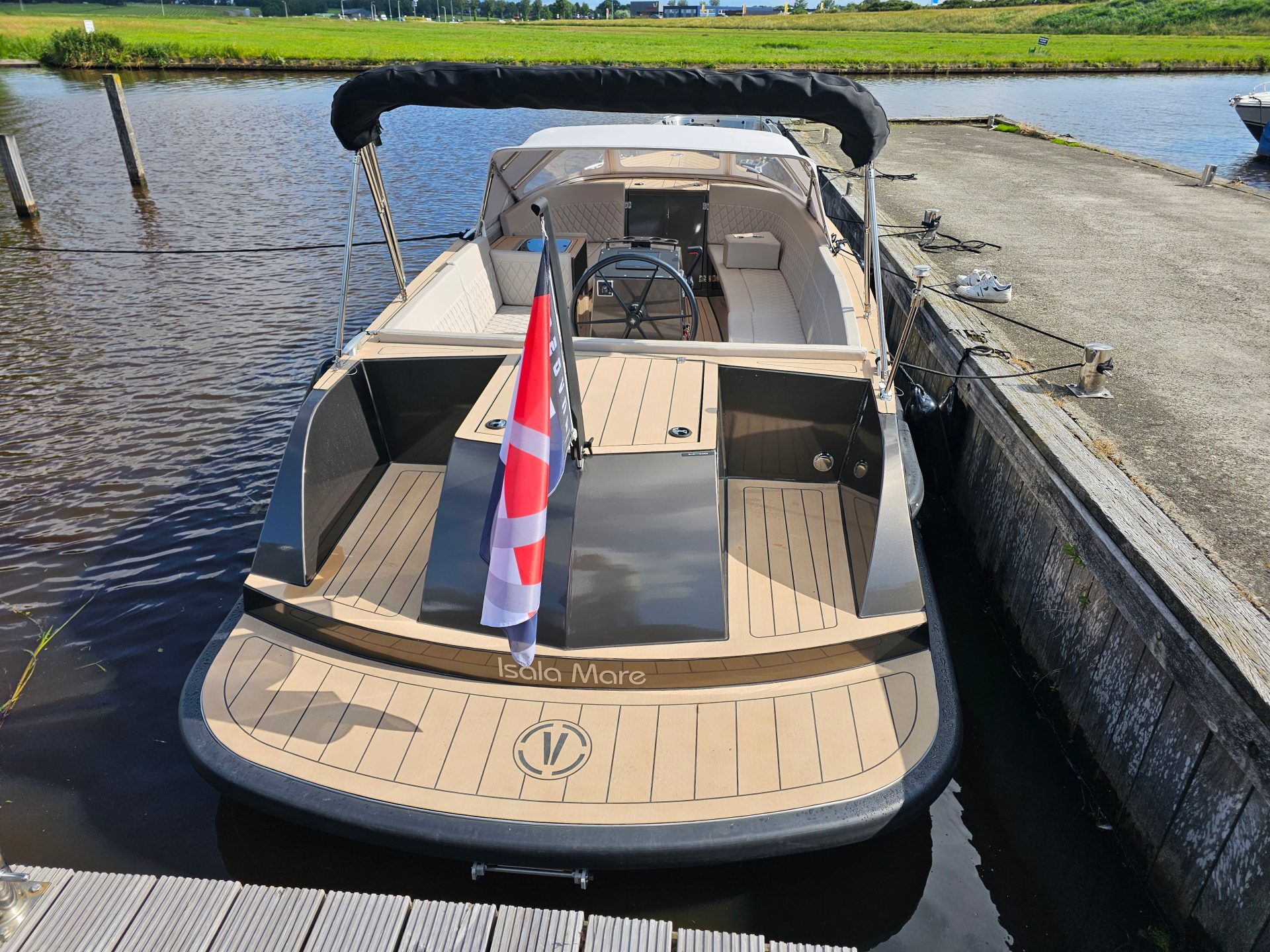 Van Vossen Tender 777, boot afgemeerd aan steiger
