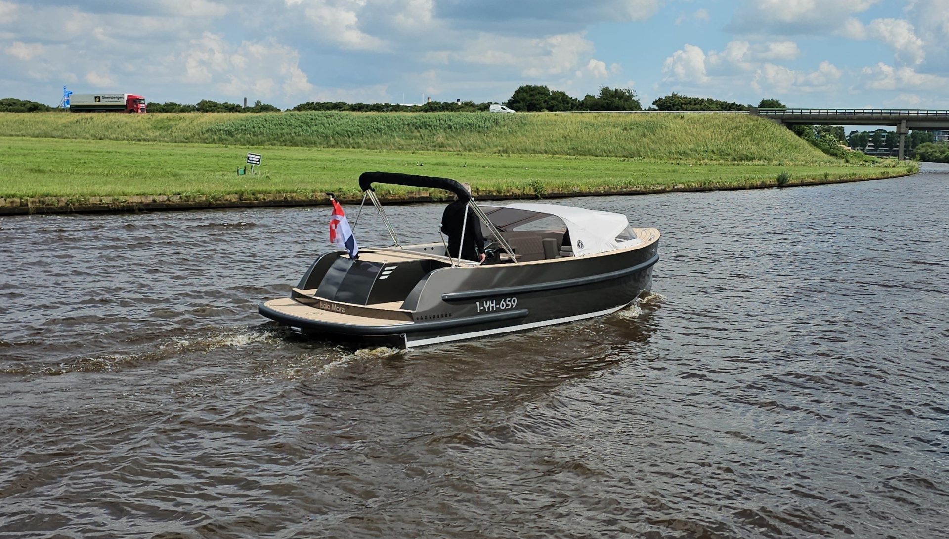 Van Vossen Tender 777, boot varend op rivier