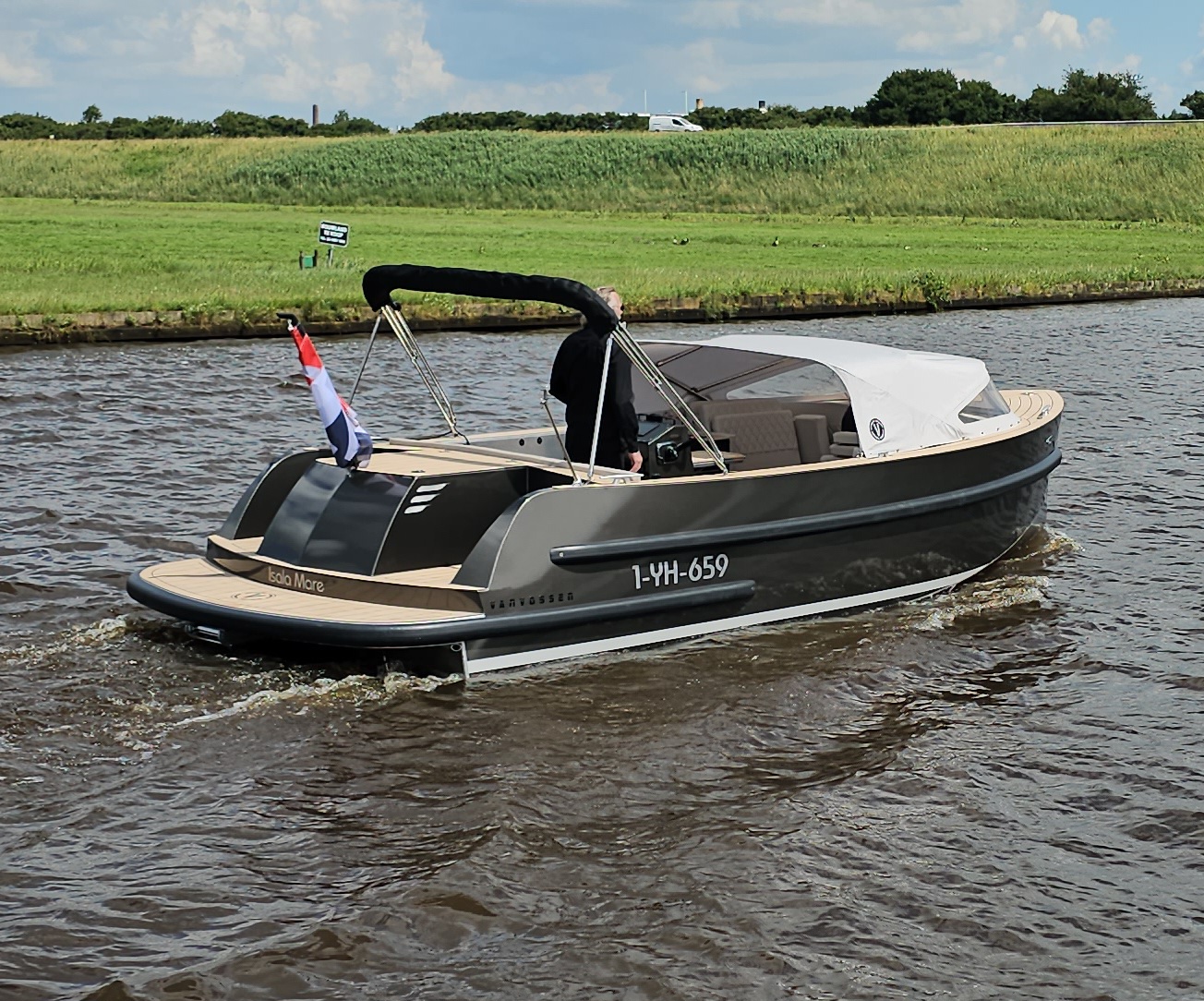 Van Vossen Tender 777, boot varend op rivier