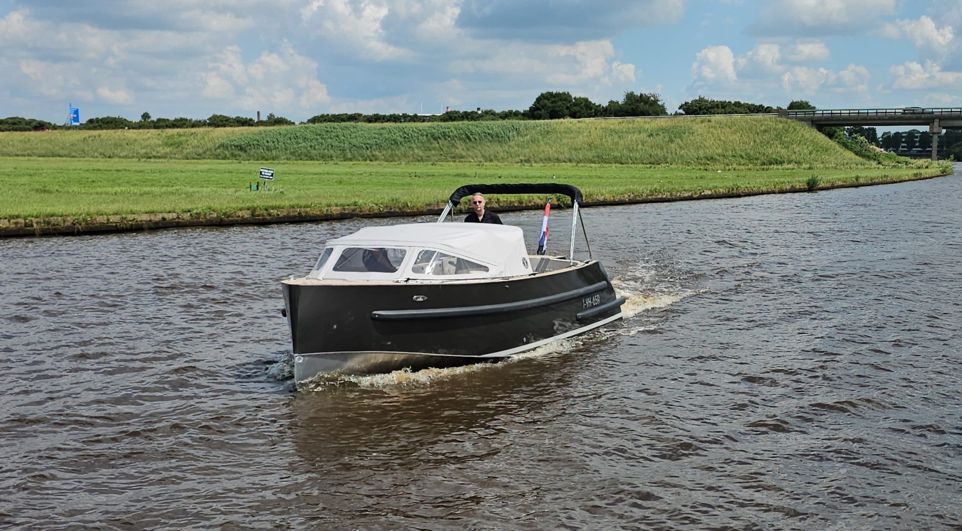 Van Vossen Tender 777, boot varend op rivier